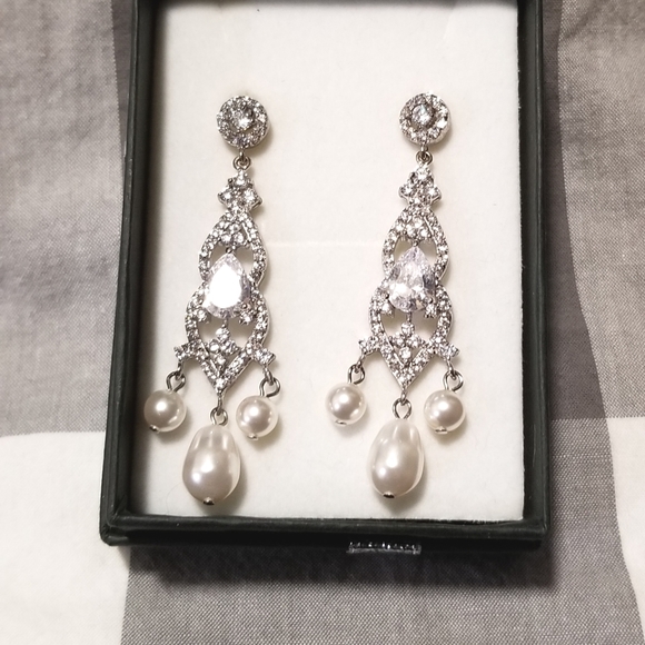 🇦🇺 Pearl & Cubic Zirconia Earrings - Picture 1 of 7